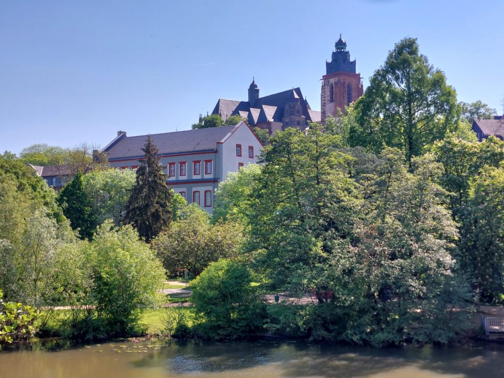 Altstadt von Wetzlar hinter dem Lahnufer
